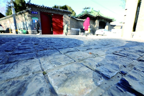 街道南首路面已铺上石板路